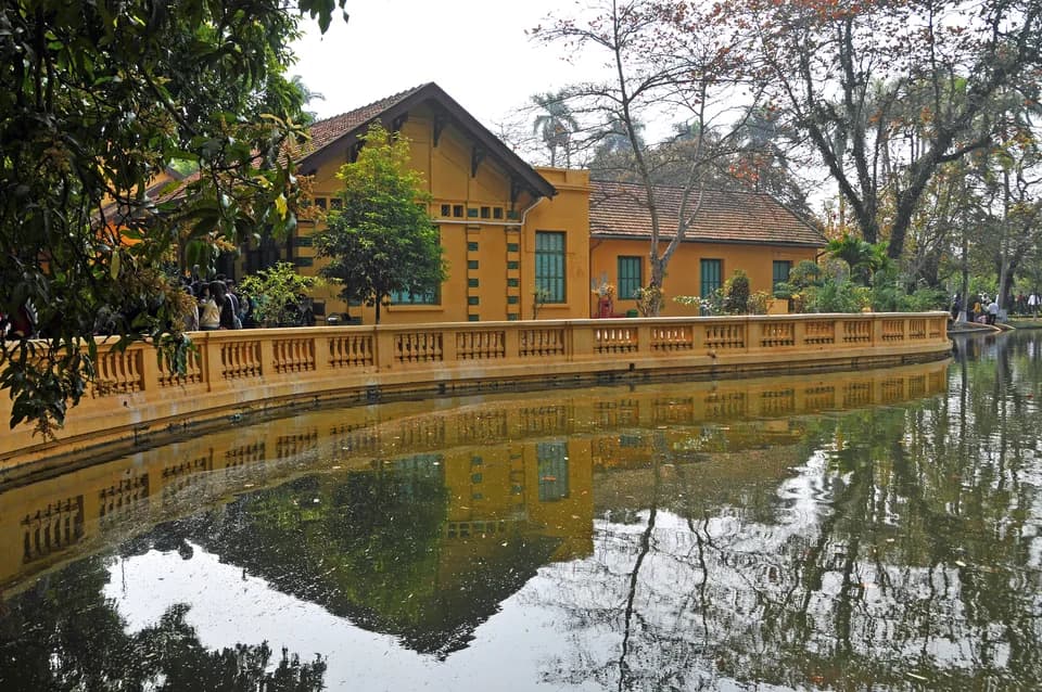 Góc nhà bên mặt nước · Hà Nội, 2009