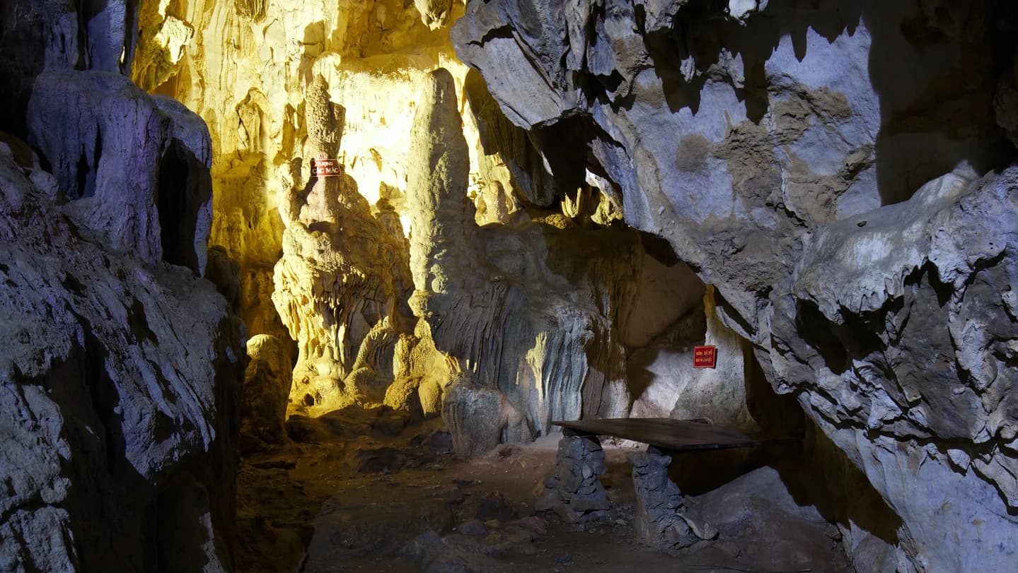 Bên trong hang Cốc Bó · Ảnh năm 2016